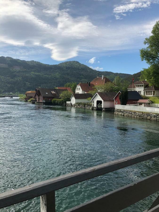 Stryn - House By The River Екстер'єр фото